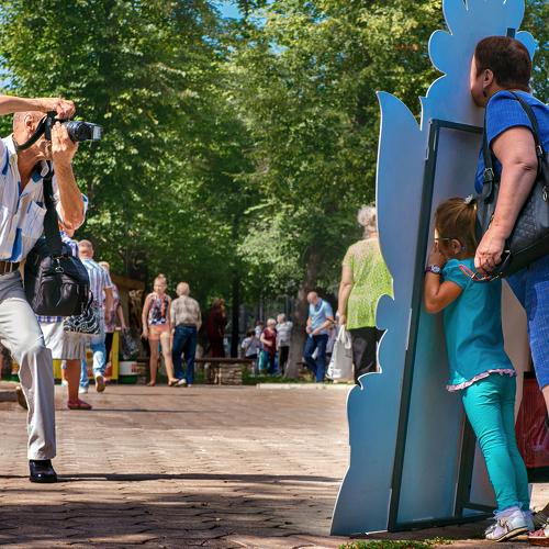 Фотография на память в летнем парке в солнечную погоду