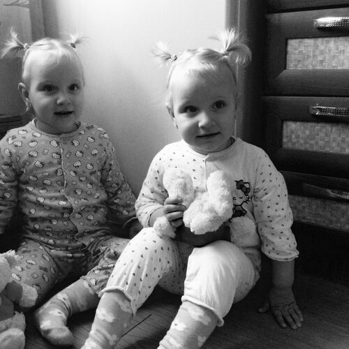 Стерегут холодильник)чтобы мама много не ела