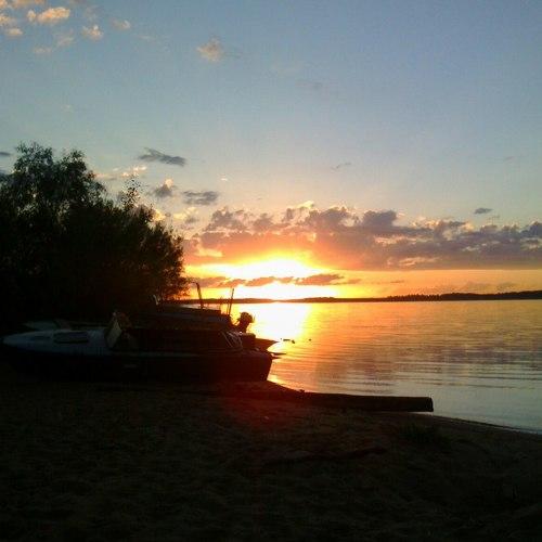 закат на берегу реки