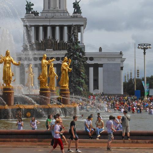 Москва. В жаркий день на ВДНХ