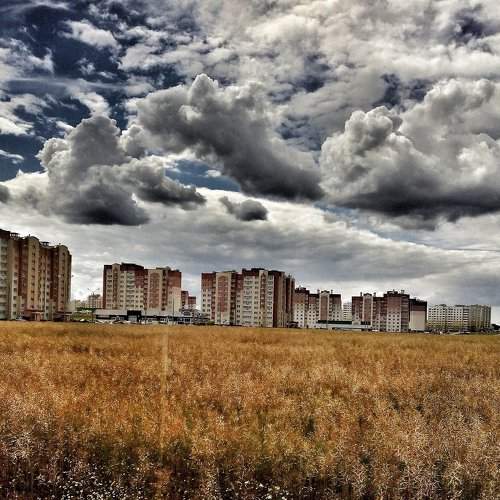 Городской пейзаж,тучи над рапсом