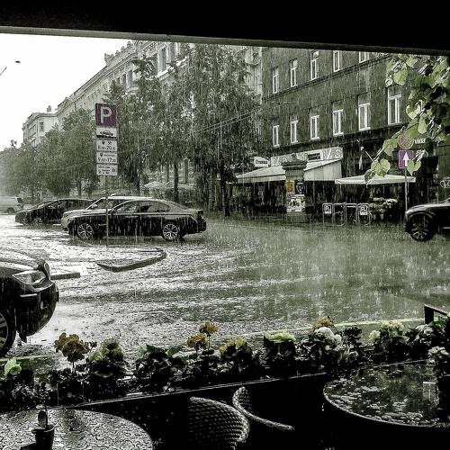 Летний ливень за террасой кафе.