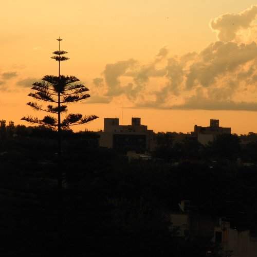 silueta de la ciudad al atardecer
