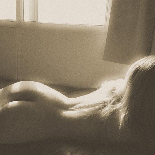 The model rests in an interval of the photograph session