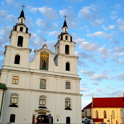 Церковь в лучах заходящего солнца.