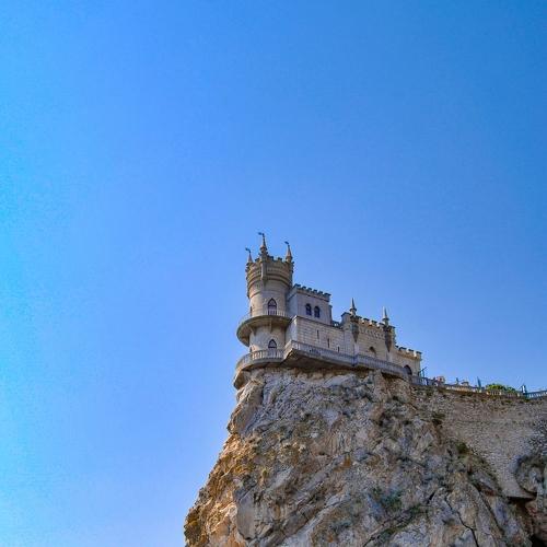 Замок на краю скалы