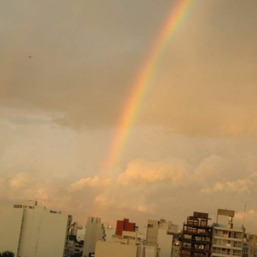 arco iris en la ciudad