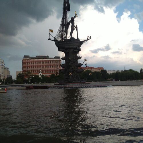 Памятник «В ознаменование 300-летия российского флота»