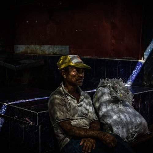 Hombre mirando al sudeste