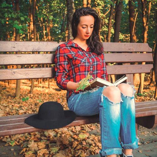 Девушка с книгой