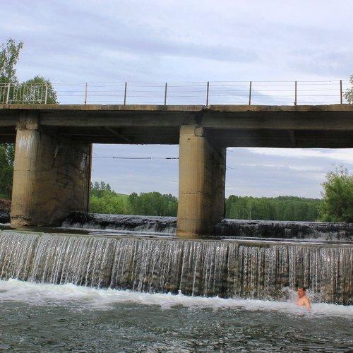 Мужчина у водопада.