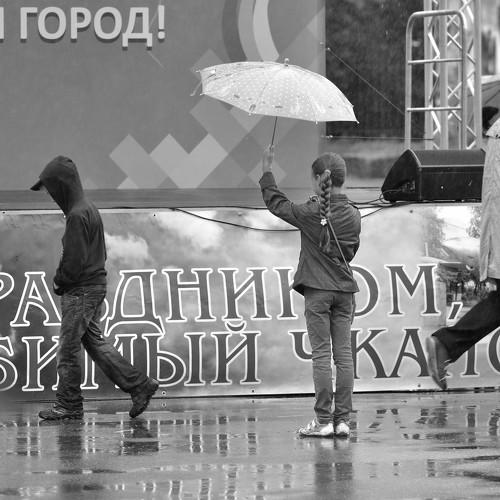 Остающимся - зонтик.