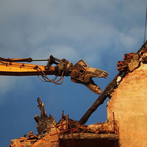 Снос старого здания. The demolition of the old building.