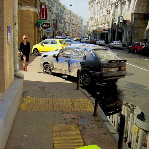 Девушка панк в жёлтом