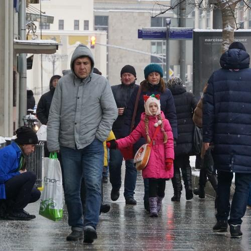 Девочка в красном на Тверской