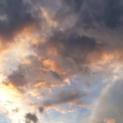 Nubes malva bajo el eterno cielo azul