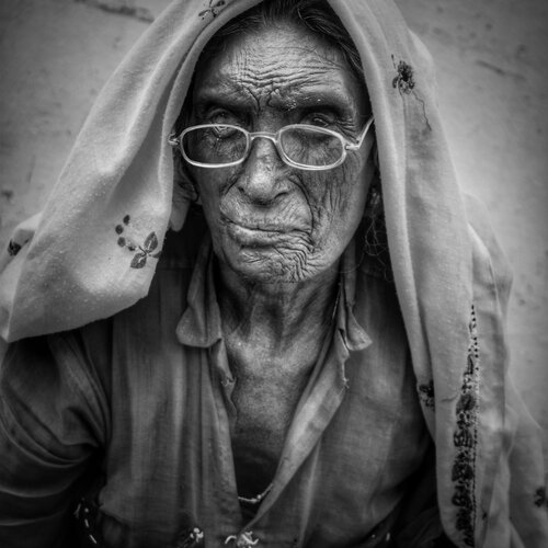 Searching eyes