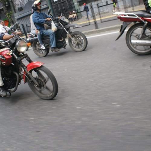 moto avanzando en diagonal