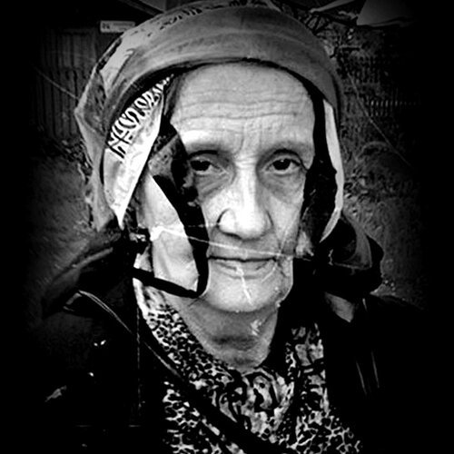 Женщина с мешком на голове