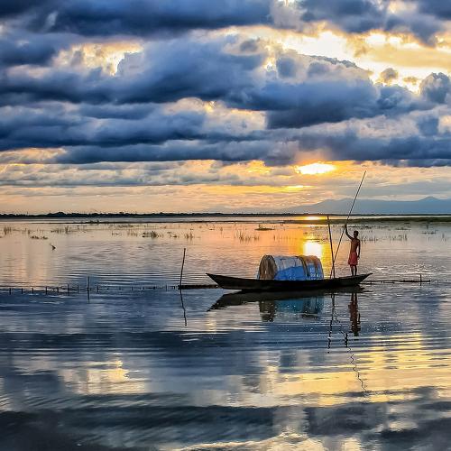THE DROWNING SUN AND THE FLOATING BOAT