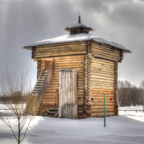 Museum of Wooden Architecture, Kolomenskoye. Tower of Bratsk Stockaded Fort. Snowfall