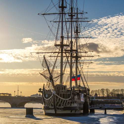 Питерский фрегат рано утром