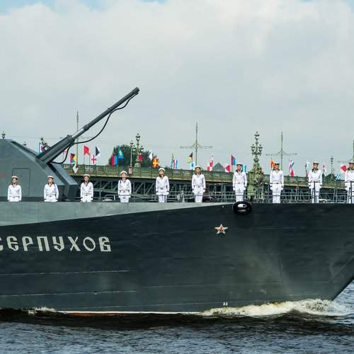 Военный корабль Серпухов на параде ВМФ