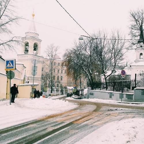 "На московских, изогнутых улицах..."