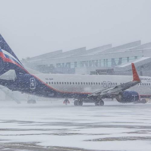 Метель, самолёт, аэропорт.