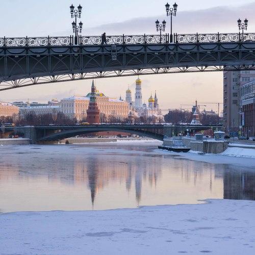 На рассвете.