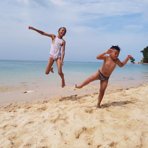 Playing and flying on the sand