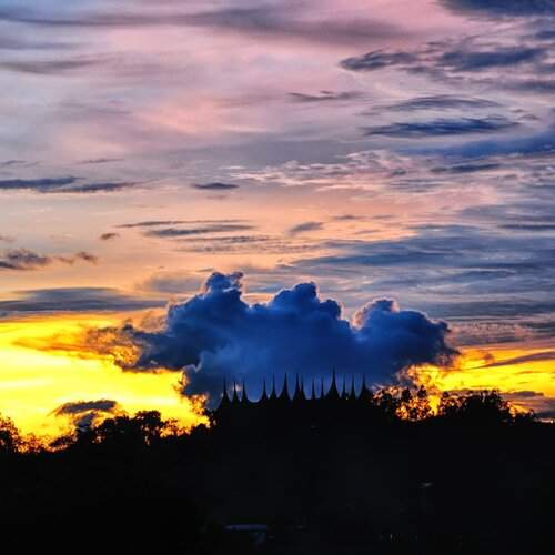 Payung Awan di atap Rumah Gadang Bukittinggi