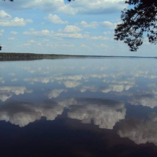 облака в небе и на воде