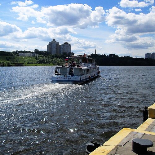 На реке