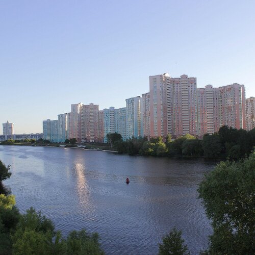 Пейзаж с рекою днем