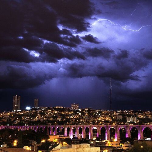 Noche de tormenta en mi ciudad         Stormy night in my city