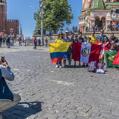 На фоне Василия Блаженного