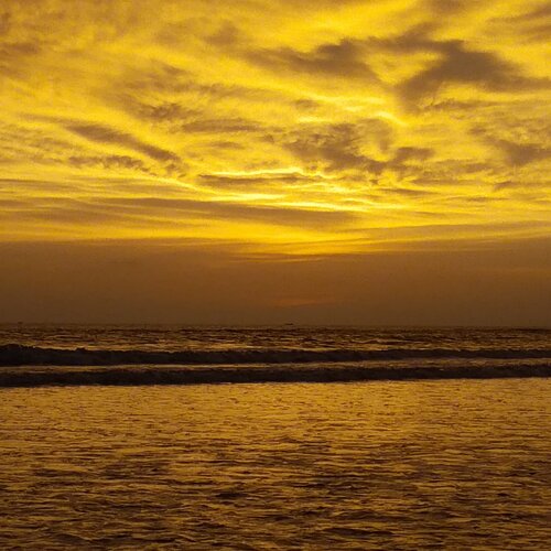 Ocean of late afternoon