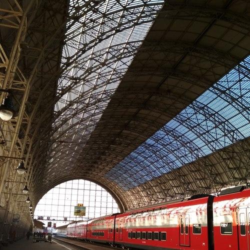 Поезда отправления и неизбежность прощания... Я знаю точно, наверное, скажешь ты на прощание... До скорой встречи! И... До свидания!