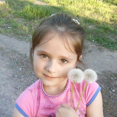 Девочка с одуванчиками