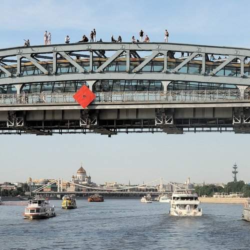 Высоко над водой, на Москва-реке