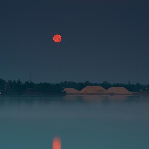 Луна. Берег р. Белая