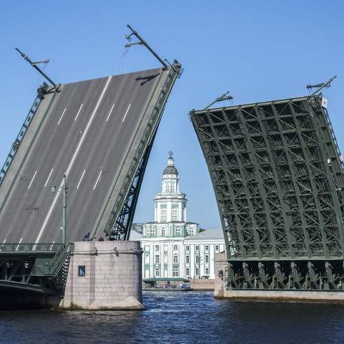 В створе Дворцового моста