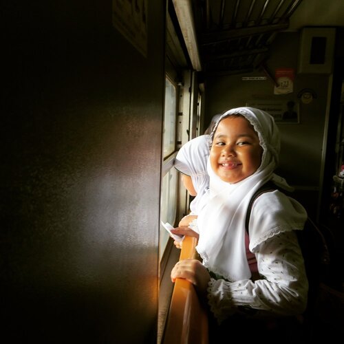 Happy on de train