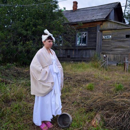 у деревенского дома