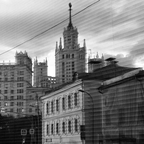За закрытыми жалюзи
