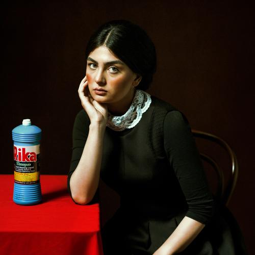 Women & Dishwashing liquid