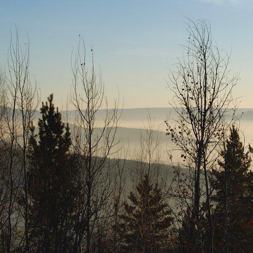 Стелется меж сопками туман