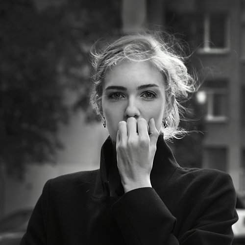 Под Ахматову
