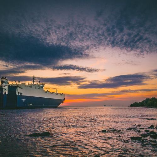 On a long voyage / В дальнее плавание